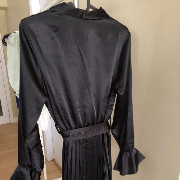 BNWT Black Satin Maxi Dress with Pleats BOOHOO Size 4 - Picture 6 of 7